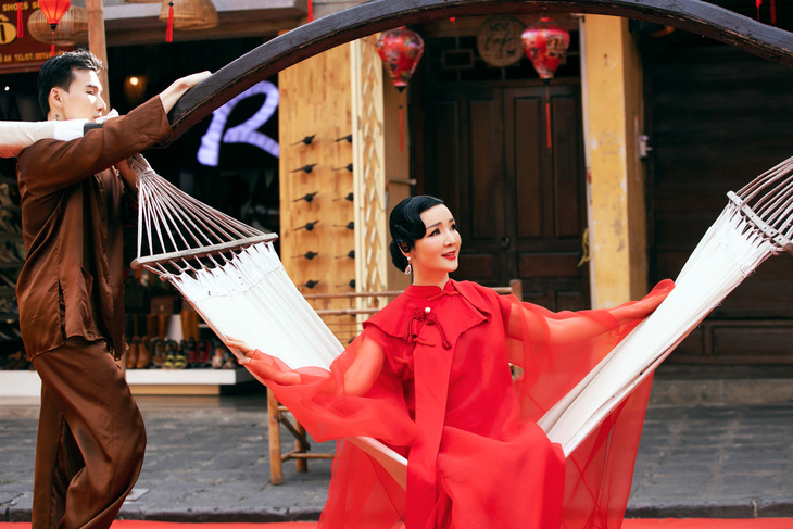 Hoa hậu Giáng My diễn mở màn show thời trang ở phố cổ Hội An - Ảnh: KIẾNG CẬN TEAM