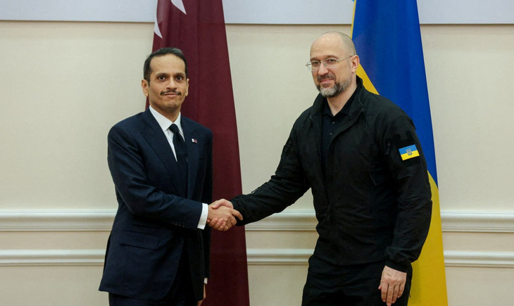 Thủ tướng Ukraine Denys Shmyhal (phải) và Thủ tướng kiêm Ngoại trưởng Qatar Sheikh Mohammed Bin Abdulrahman bin Jassim al-Thani gặp nhau tại Kiev, Ukraine ngày 28-7 - Ảnh: REUTERS ATTENTION
