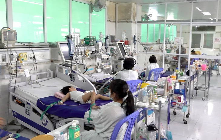 Bệnh nhi điều trị tay chân miệng tại Bệnh viện Nhi đồng Cần Thơ   - Ảnh: THÁI LŨY