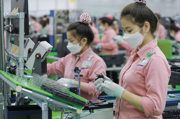 Công nhân làm việc trong nhà máy của Samsung tại Bắc Ninh - Ảnh: Q.PH.