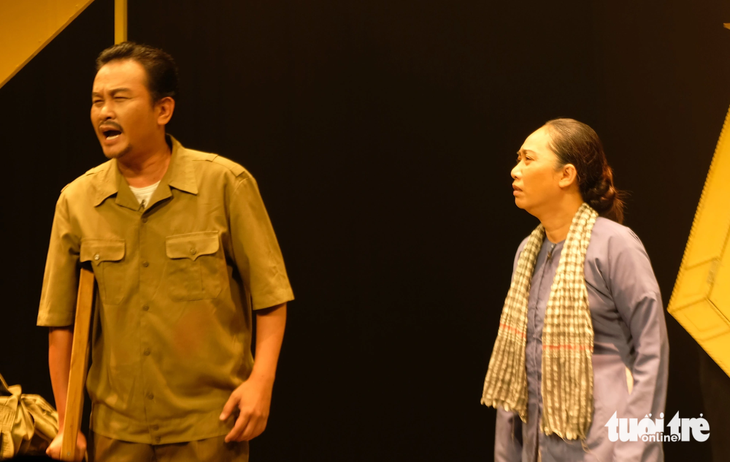 Hữu Quốc (vai ông Tư Minh) và Tô Thiên Kiều (vai bà Năm Diệu) trong Đêm khuya về với mẹ - Ảnh: LINH ĐOAN