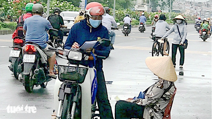 Người bán vé số dạo đặt ghế dưới lòng đường 3-2, phường An Bình, quận Ninh Kiều, Cần Thơ để bán vé số - Ảnh: L.DÂN