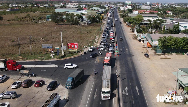Nút giao giữa quốc lộ 1 với đường dẫn vào cao tốc tại xã Hàm Kiệm, huyện Hàm Thuận Nam, Bình Thuận bất cập khi không có cầu vượt, đèn hiệu giao thông - Ảnh: ĐỨC TRONG