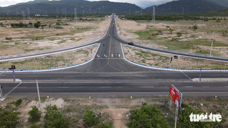 Nhiều đơn vị đề nghị bổ sung hệ thống chiếu sáng đường dẫn từ quốc lộ 1 vào đầu cao tốc Vĩnh Hảo - Phan Thiết ở huyện Tuy Phong, Bình Thuận - Ảnh: ĐỨC TRONG