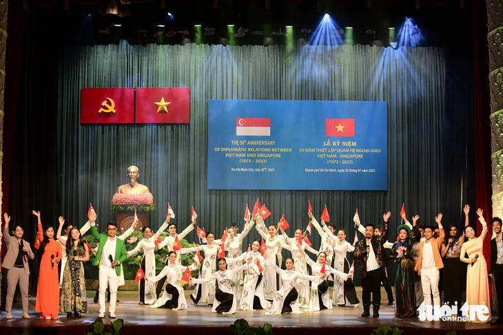 Các nghệ sĩ Việt Nam và Singapore biểu diễn tại lễ kỷ niệm 50 năm quan hệ song phương ngày 28-7 - Ảnh: QUANG ĐỊNH