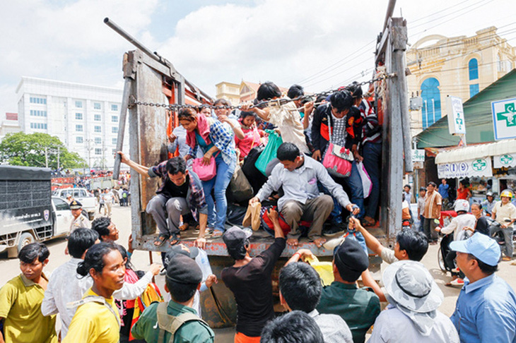 Cám dỗ việc nhẹ lương cao là một trong những lời chào mời chính của các đường dây buôn người sang Campuchia. Ảnh: Bangkok Post
