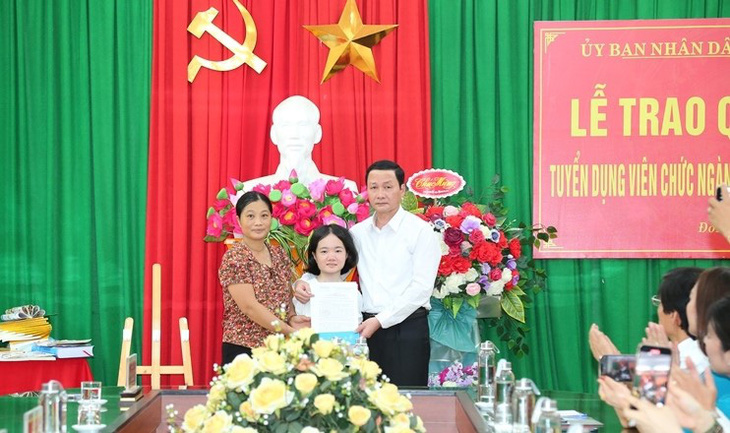 Ông Đỗ Minh Tuấn - phó bí thư Tỉnh ủy, chủ tịch UBND tỉnh Thanh Hóa - trao quyết định tuyển dụng đặc cách cho cô giáo Lê Thị Thắm (đứng giữa ảnh) - Ảnh CTV