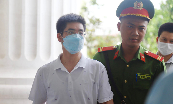 Cựu điều tra viên Hoàng Văn Hưng được dẫn giải đến phiên tuyên án vụ chuyến bay giải cứu chiều 28-7 - Ảnh: DANH TRỌNG