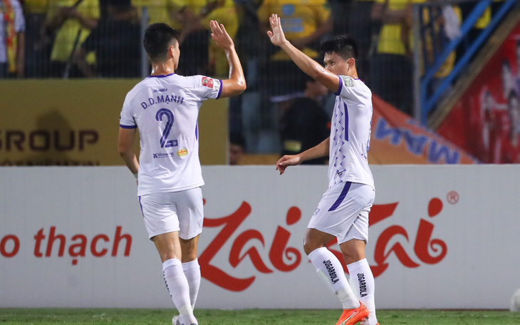 CLB Hà Nội tạm vươn lên dẫn đầu V-League