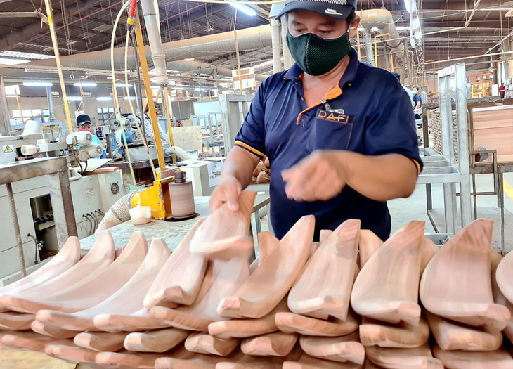 Công nhân sản xuất trong một nhà máy gỗ tại thành phố Tân Uyên, tỉnh Bình Dương - Ảnh: BÁ SƠN