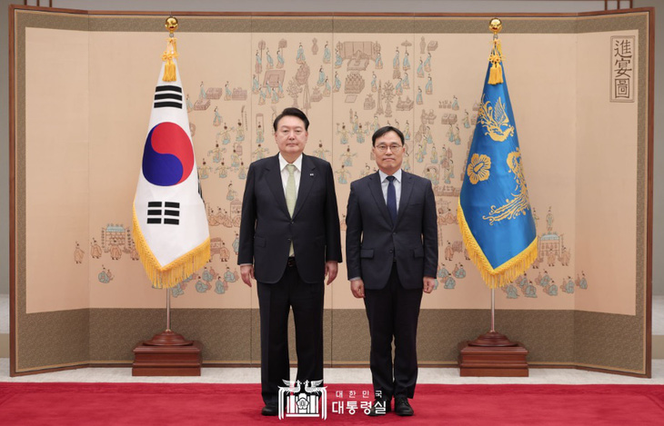 Tổng thống Hàn Quốc Yoon Suk Yeol chụp ảnh cùng tân đại sứ Choi Youngsam sau lễ trao thư ủy nhiệm - Ảnh: Phủ Tổng thống Hàn Quốc