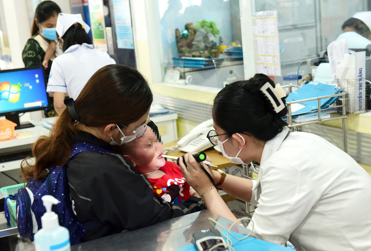 Khoa nhiễm - thần kinh Bệnh viện Nhi đồng 1 nơi tiếp nhận nhiều trẻ mắc bệnh tay chân miệng nặng  - Ảnh: DUYÊN PHAN