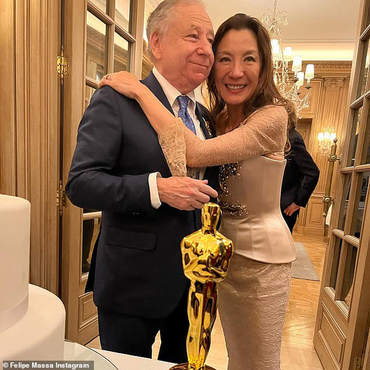 Dương Tử Quỳnh và chồng chụp ảnh cùng tượng vàng Oscar mà cô chiến thắng nhờ vai nữ chính trong Cuộc chiến đa vũ trụ hồi đầu năm