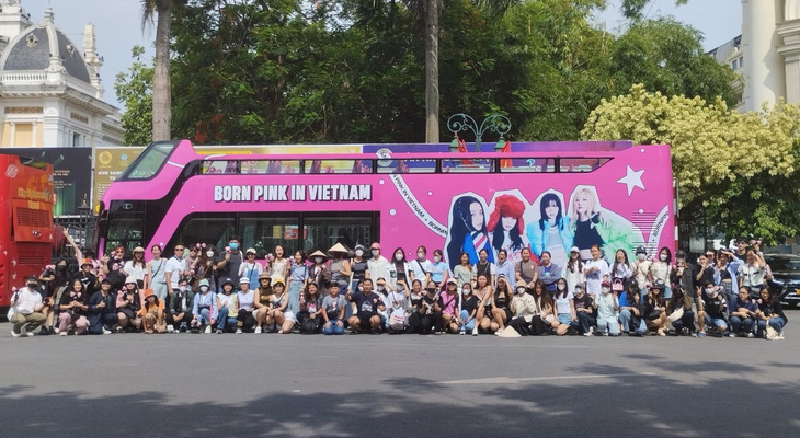 Fan tổ chức diễu hành bằng xe buýt chào đón BlackPink đến Hà Nội