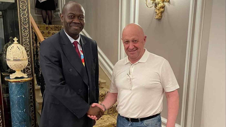 Hồi tháng 7-2023, ông Prigozhin (phải) bắt tay ông Freddy Mapouka, trưởng ban lễ tân của tổng thống Cộng hòa Trung Phi bên lề Hội nghị thượng đỉnh ở St. Petersburg - Ảnh: FINANCIAL TIMES
