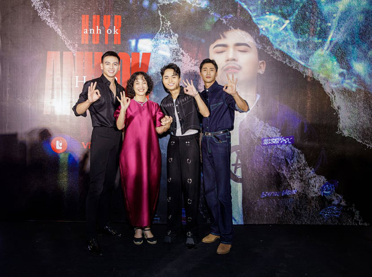 NSND Lê Khanh cùng “trai đẹp&quot; Lê Xuân Tiền - Tôn Kinh Lâm (từ trái qua) đến ủng hộ MV Anh OK của HuyR