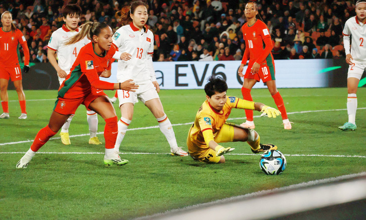 Thủ môn Kim Thanh tiếp tục có thêm một ngày thi đấu xuất sắc trước tuyển nữ Bồ Đào Nha - Ảnh: TRUNG NGHĨA