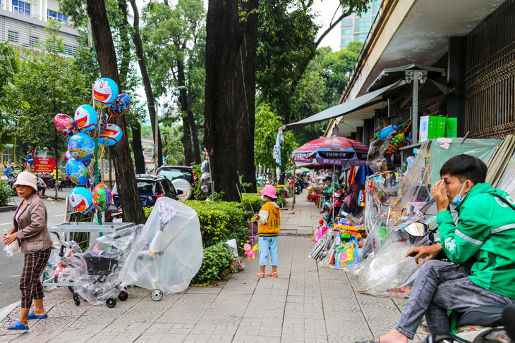 Vỉa hè trên đường Nguyễn Du, quận 1, TP.HCM bị lấn chiếm thành điểm bán hàng, quán ăn (ảnh chụp chiều 28-7) - Ảnh: PHƯƠNG QUYÊN