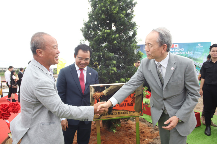 Tổng lãnh sự Ono Masuo (phải) bắt tay đại diện doanh nghiệp Việt tại Long An - Ảnh: AN LONG