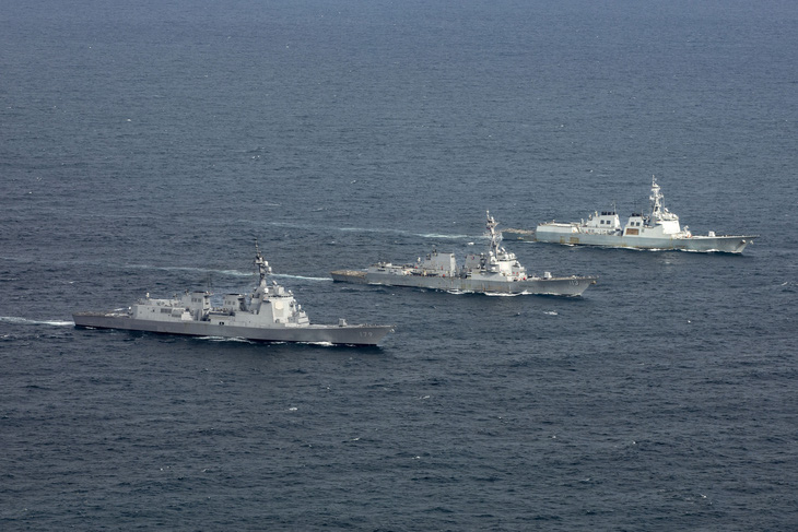 Tàu khu trục của Hàn Quốc (phải), Mỹ (giữa) và Nhật Bản (trái) tập trận chung trên vùng biển giữa Nhật Bản và Hàn Quốc hôm 16-7 - Ảnh: AFP