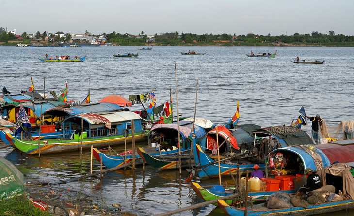 Thuyền đánh cá đậu ở bờ sông Mekong tại Phnom Penh hồi đầu năm 2023 - Ảnh: AFP