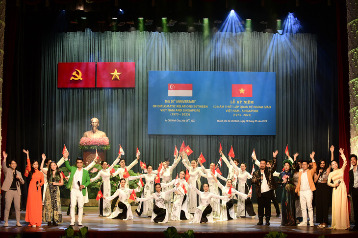 Các nghệ sĩ Việt Nam và Singapore biểu diễn tại lễ kỷ niệm 50 năm quan hệ song phương ngày 28-7 - Ảnh: QUANG ĐỊNH