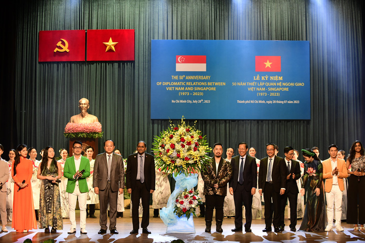 Lãnh đạo TP.HCM và quan chức ngoại giao Singapore tại lễ kỷ niệm 50 năm quan hệ ngày 28-7 - Ảnh: QUANG ĐỊNH