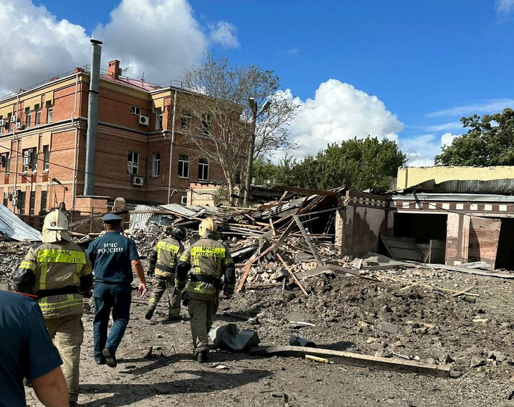 Hiện trường sau vụ Nga bắn rơi tên lửa của Ukraine ở thành phố Taganrog hôm 28-7 - Ảnh: REUTERS/Telegram thống đốc vùng Rostov, ông Vasily Golubev