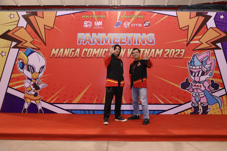 Fan Việt thật chịu chơi khi chi gần 2 triệu để được tham gia fan meeting, chụp hình lưu niệm và ký tặng cùng hai huyền thoại Gao Đỏ (trên) và Kamen Rider Decade (dưới)
