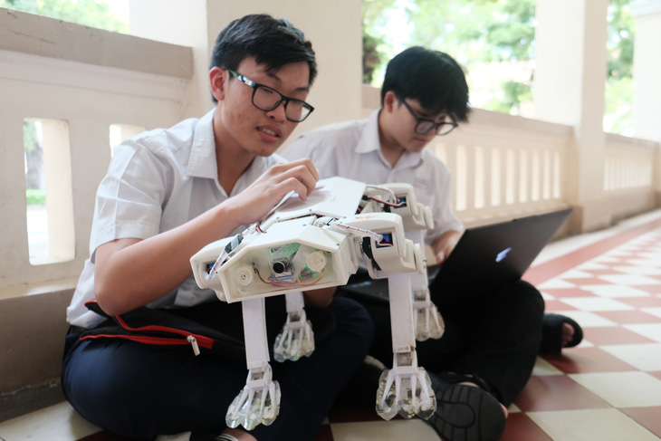 Hai học sinh Lê Minh Đức (trái), Nguyễn Lê Trung Kiên (Trường THPT chuyên Lê Hồng Phong) sáng tạo ra chó robot cứu nạn - Ảnh: NGỌC PHƯỢNG