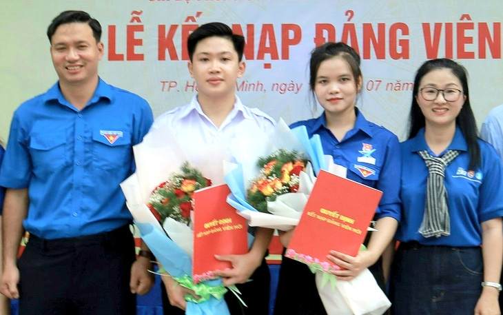 Chiến sĩ Mùa hè xanh Nguyễn Thị Vy và Đặng Ngọc Minh Đức được kết nạp Đảng tại mặt trận huyện Nhà Bè (TP.HCM) -Ảnh: C.K.