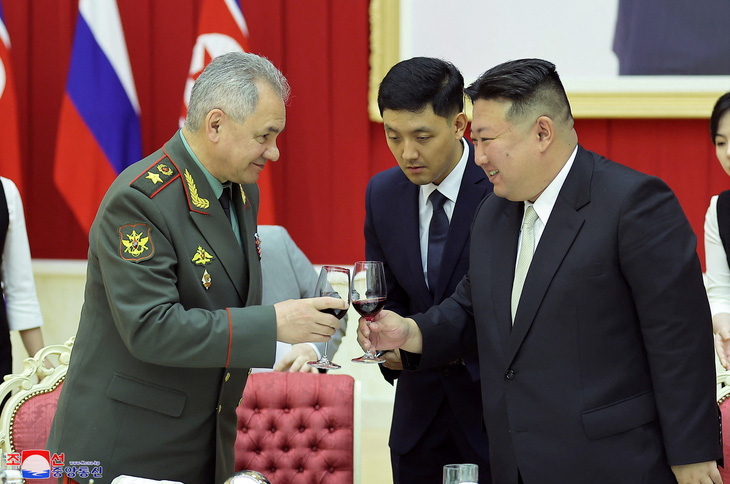 Lãnh đạo Triều Tiên Kim Jong Un và Bộ trưởng Quốc phòng Sergei Shoigu trong buổi tiệc tại Bình Nhưỡng - Ảnh: REUTERS/KCNA