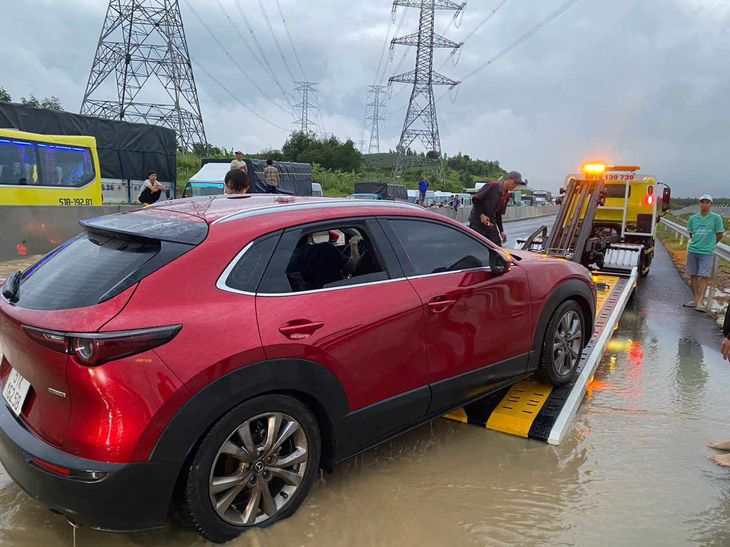 Ô tô bị chết máy khi đi qua khu vực bị ngập trên tuyến cao tốc Phan Thiết - Dầu Giây sáng 29-7 - Ảnh: CTV
