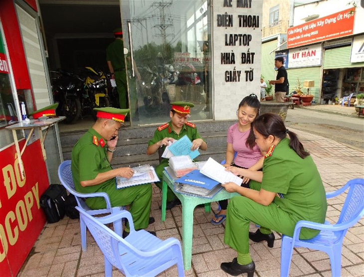 Lực lượng công an kiểm tra cơ sở kinh doanh dịch vụ cầm đồ trên địa bàn xã An Phước (Long Thành, Đồng Nai) - Ảnh: Bộ Công an