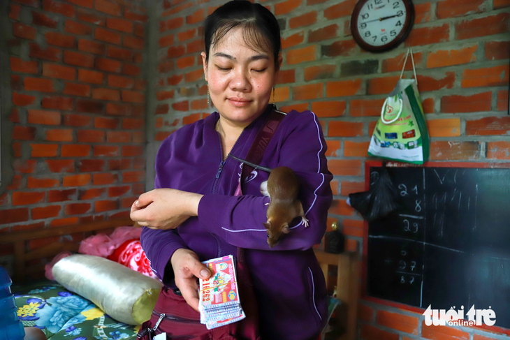 Chị Ngân và Lắc trở thành "nhân vật" vui ngộ ở huyện Mỏ Cày Nam - Ảnh: A.VI