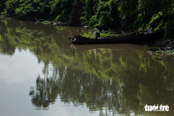 Một chiếc thuyền bỏ lại trên kênh thủy lợi (địa phận tỉnh Hưng Yên)