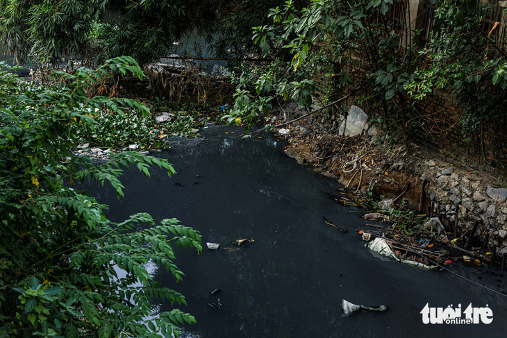 Mương nước thải ở phố Dầu (xã Tân Quang, huyện Văn Lâm, Hưng Yên) chảy ra kênh thủy lợi