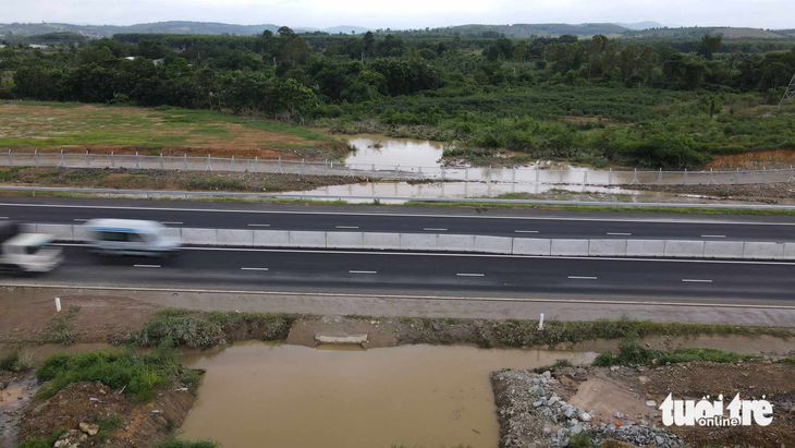 Đến 10h sáng nay, cao tốc Phan Thiết - Dầu Giây, đoạn thuộc địa phận huyện Hàm Tân, tỉnh Bình Thuận đã rút nước, xe cộ lưu thông thông thoáng - Ảnh: ĐỨC TRONG