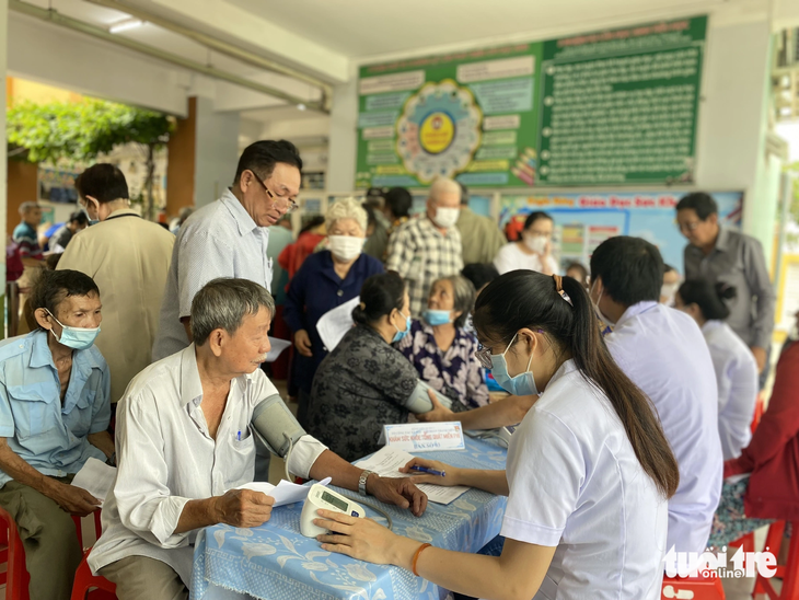 Khoảng 300 người dân ở phường Tân Thuận Tây, quận 7 được khám sức khỏe miễn phí, lập hồ sơ sức khỏe điện tử vào chiều 29-7 - Ảnh: X.M.