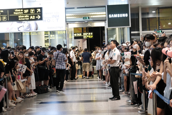 Sân bay Nội Bài tối 28-7, hàng nghìn khán giả đứng chờ sẵn đón các cô nàng BlackPink sang Việt Nam - Ảnh: MAI THƯƠNG
