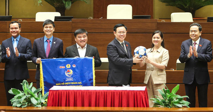 Chủ tịch Quốc hội Vương Đình Huệ chuyển giao cờ, quả bóng chính thức của Giải vô địch bóng đá công nhân toàn quốc cho ban tổ chức, phát động giải đấu - Ảnh: NGUYỄN KHÁNH