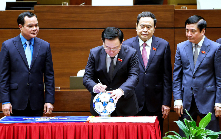 Chủ tịch Quốc hội ký tên vào bóng thi đấu chính thức của giải - Ảnh: NGUYỄN KHÁNH