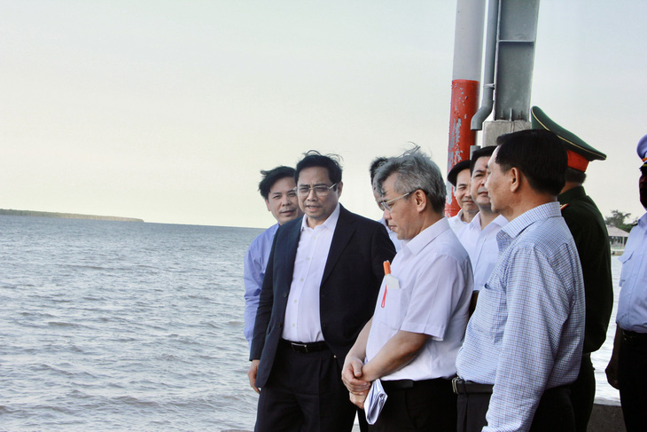 Thủ tướng Chính phủ Phạm Minh Chính (thứ hai từ trái qua) khảo sát khu vực được quy hoạch xây dựng cảng biển Trần Đề - Ảnh: KHẮC TÂM