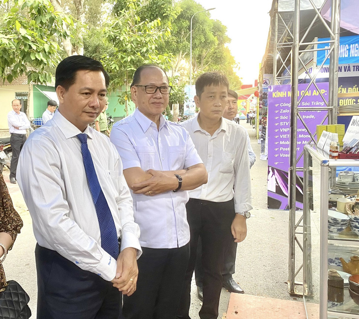 Ông Trần Văn Lâu - chủ tịch UBND tỉnh Sóc Trăng (bìa trái) rất quan tâm đến hoạt động của các nhà đầu tư đang làm ăn tại địa phương - Ảnh: KHẮC TÂM
