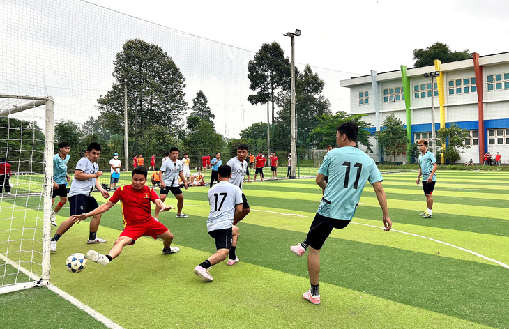Thi đấu bóng đá là một trong những nội dung thu hút thanh niên công nhân tham gia hội thao - Ảnh: LĐLĐ huyện Củ Chi