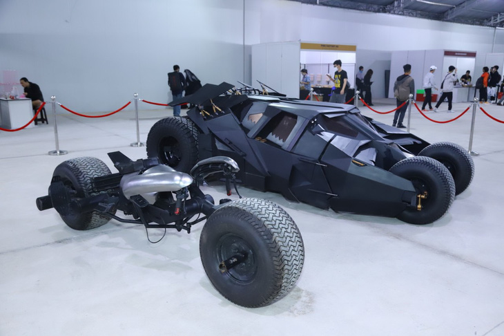 Macro Studios mang đến sự kiện bộ sưu tập Batman có trị giá đến hàng tỉ đồng gồm 1 xe Batmobile Tumbler, 1 xe Batpod cùng bộ giáp Batman có tỉ lệ 1:1 và gần giống đến 95% so với phiên bản của đạo diễn Christopher Nolan trong phim The Dark Knight