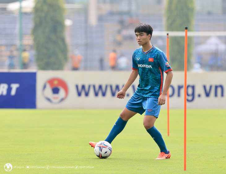 Nguyễn Công Phương - đội trưởng U17 Việt Nam trên sân tập U23 Việt Nam - Ảnh: VFF