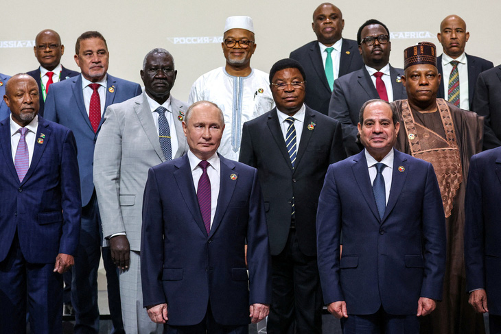 Tổng thống Nga Vladimir Putin chụp ảnh cùng các lãnh đạo châu Phi tại hội nghị thượng đỉnh ở St Petersburg ngày 28-7 - Ảnh: REUTERS
