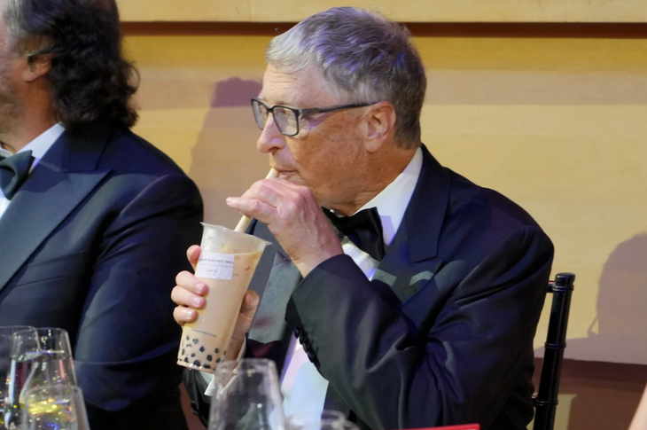  Trong đêm tiệc Time 100 - vinh danh những người có ảnh hưởng nhất trong năm 2022, Bill Gates được mời uống trà sữa trân châu lần đầu tiên trong đời. (Nguồn: Kevin Mazur/Getty Images)