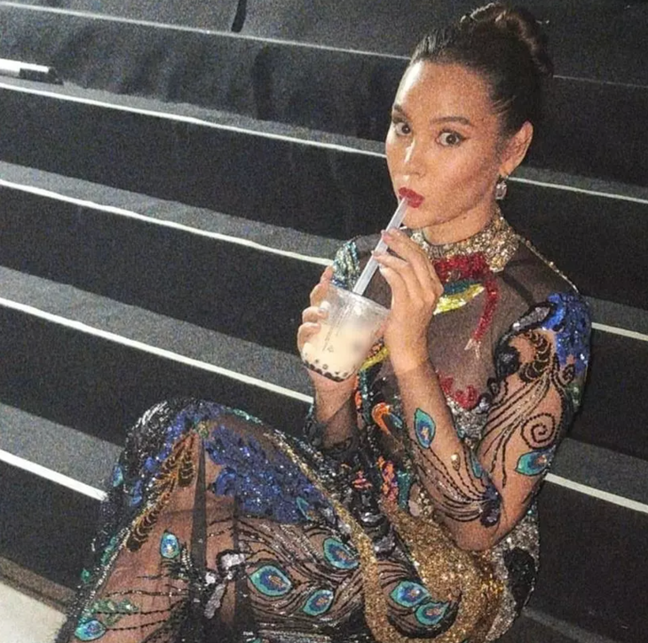 Miss Universe 2018 Catriona Gray cũng say mê trà sữa nhưng vẫn làm tròn trách nhiệm của một hoa hậu.